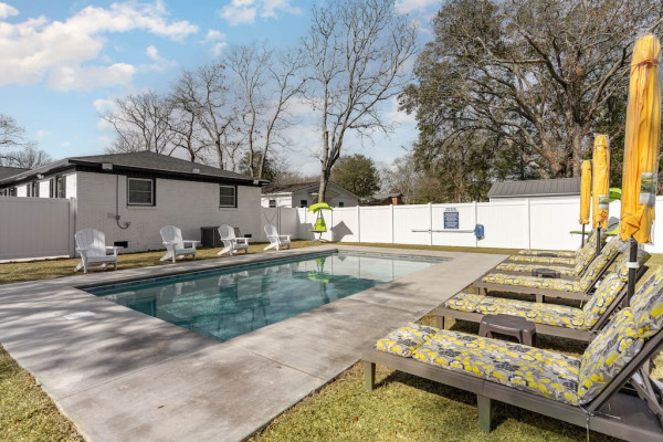 Beautiful Home Walk to the Ocean w/ Pool & Firepit